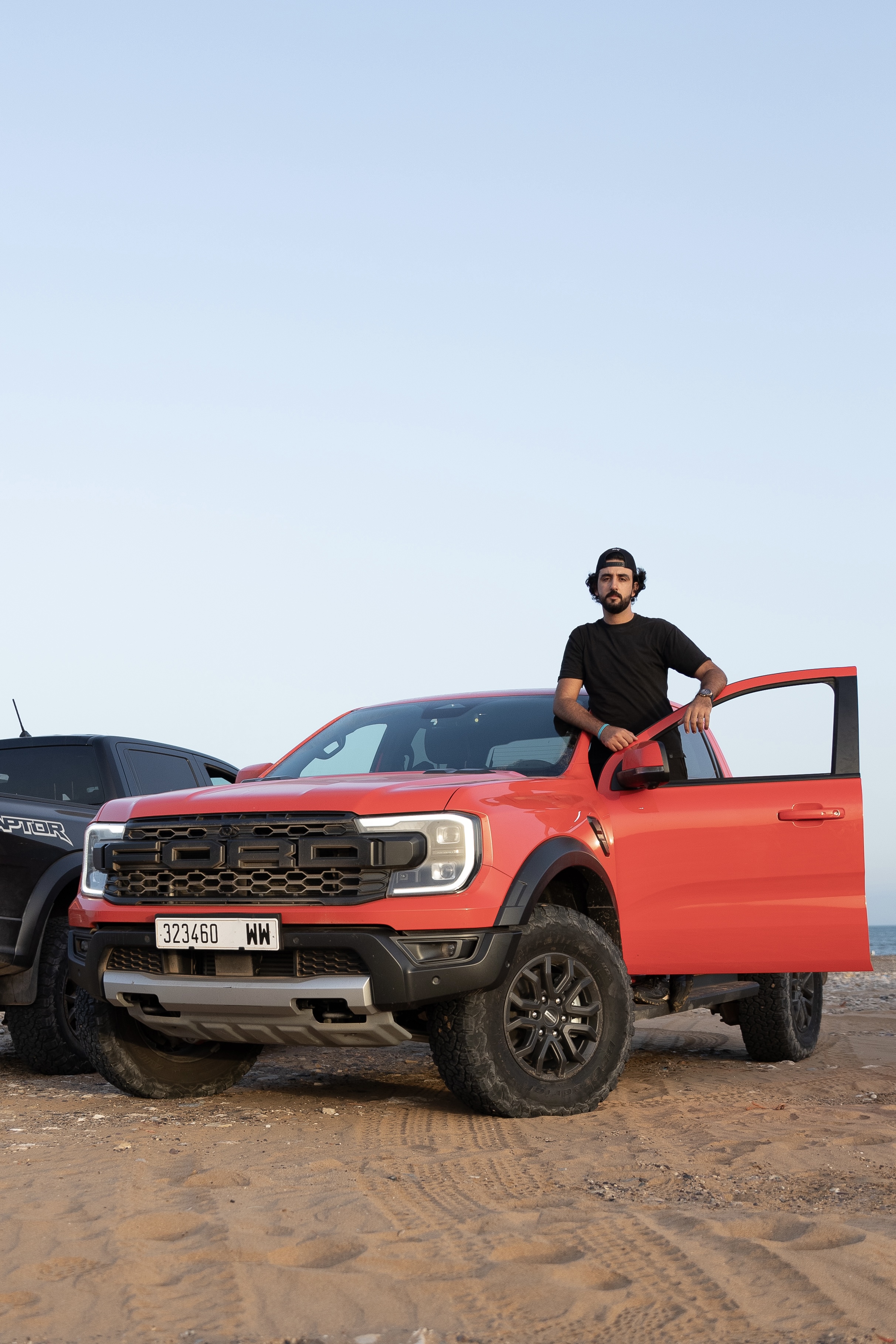 @ilyaliss auprès d’un Ford rouge, ambassadeur Sirocco