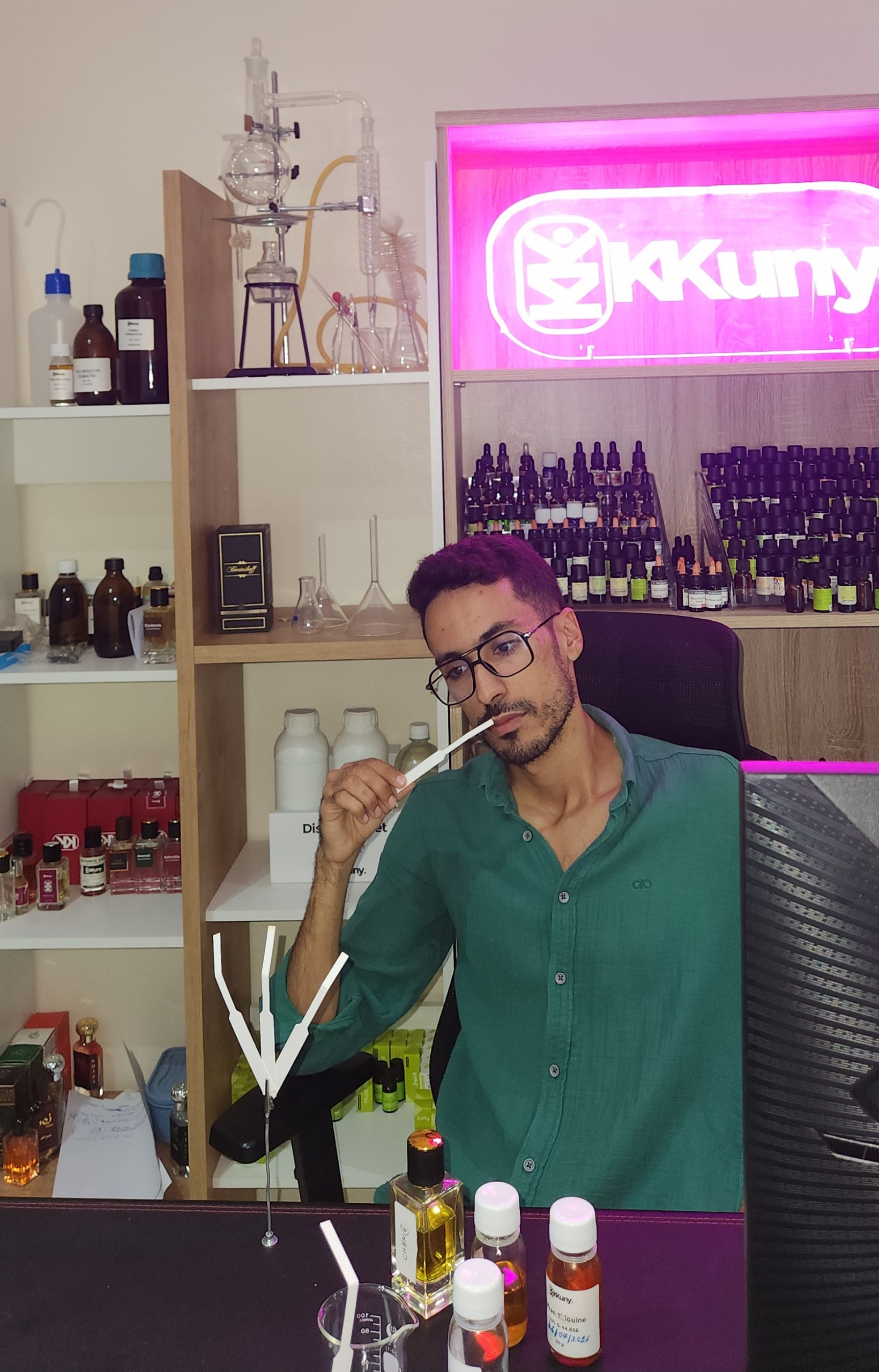 Youssef Bouras, parfumeur fondateur de KKuny, évaluant un parfum dans son atelier